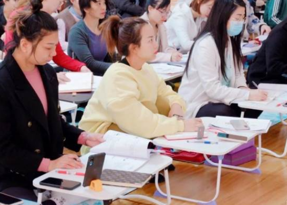 同學們認真聽講，不錯過每一個細節(jié)，干貨滿滿