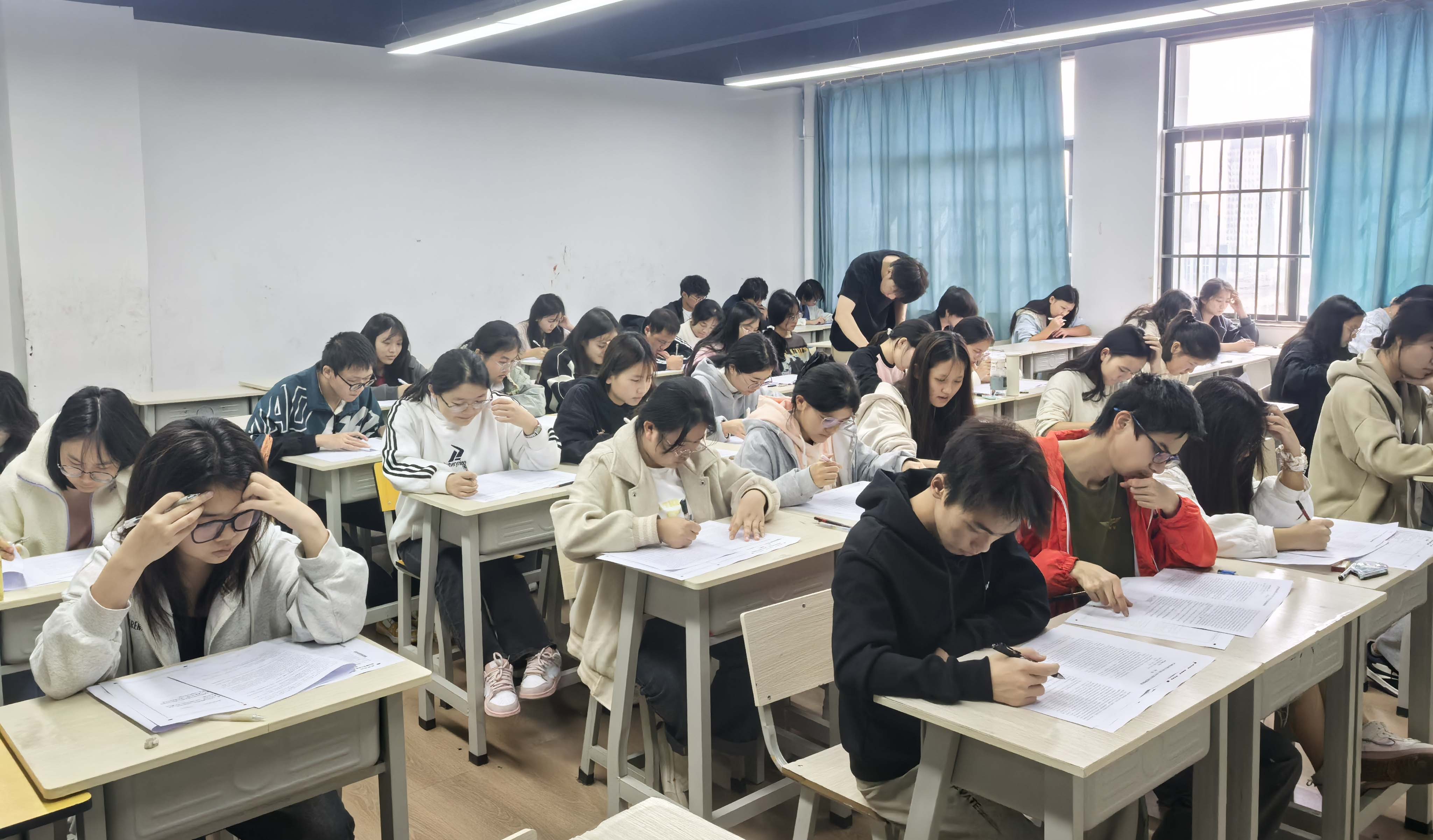 昆明良圖文化培訓(xùn)學(xué)校師資怎樣？教師團(tuán)隊(duì)專業(yè)嗎？