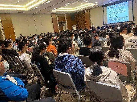 学生认真聆听讲座 学生认真聆听讲座