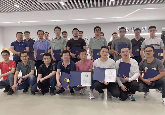 畢業(yè)學(xué)員合影