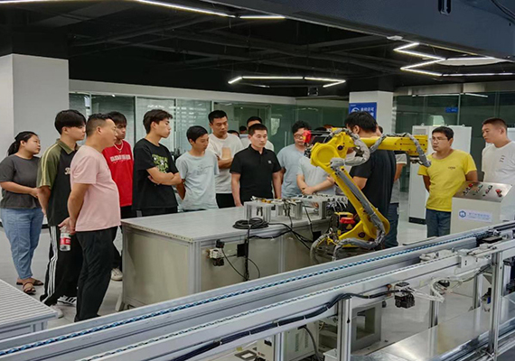 每月一次沙龍公開課活動(dòng)，學(xué)員參觀實(shí)訓(xùn)大廳