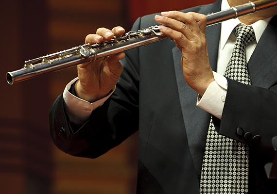 音乐会时吹笛员演奏