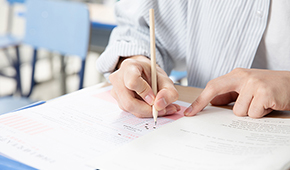 高考复读是去机构还是学校？怎么选择？