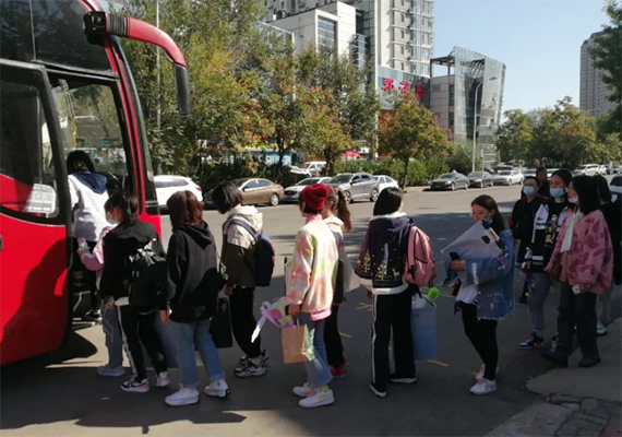 带领学生去户外写生 带领学生去户外写生