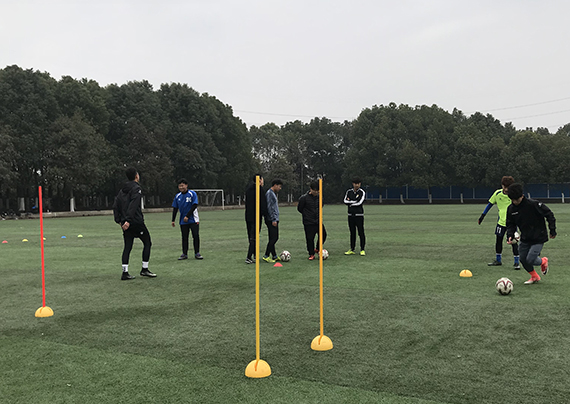 足球?qū)ｍ?xiàng)訓(xùn)練