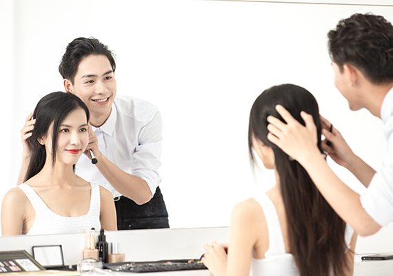 化妆师给模特化妆 化妆师给模特化妆