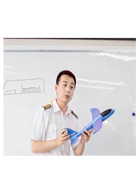 全能理論教學老師：何曉驥