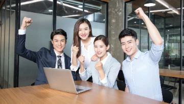 3月李教練談健身公眾號(hào)隊(duì)成立，11月公眾號(hào)團(tuán)隊(duì)達(dá)100人