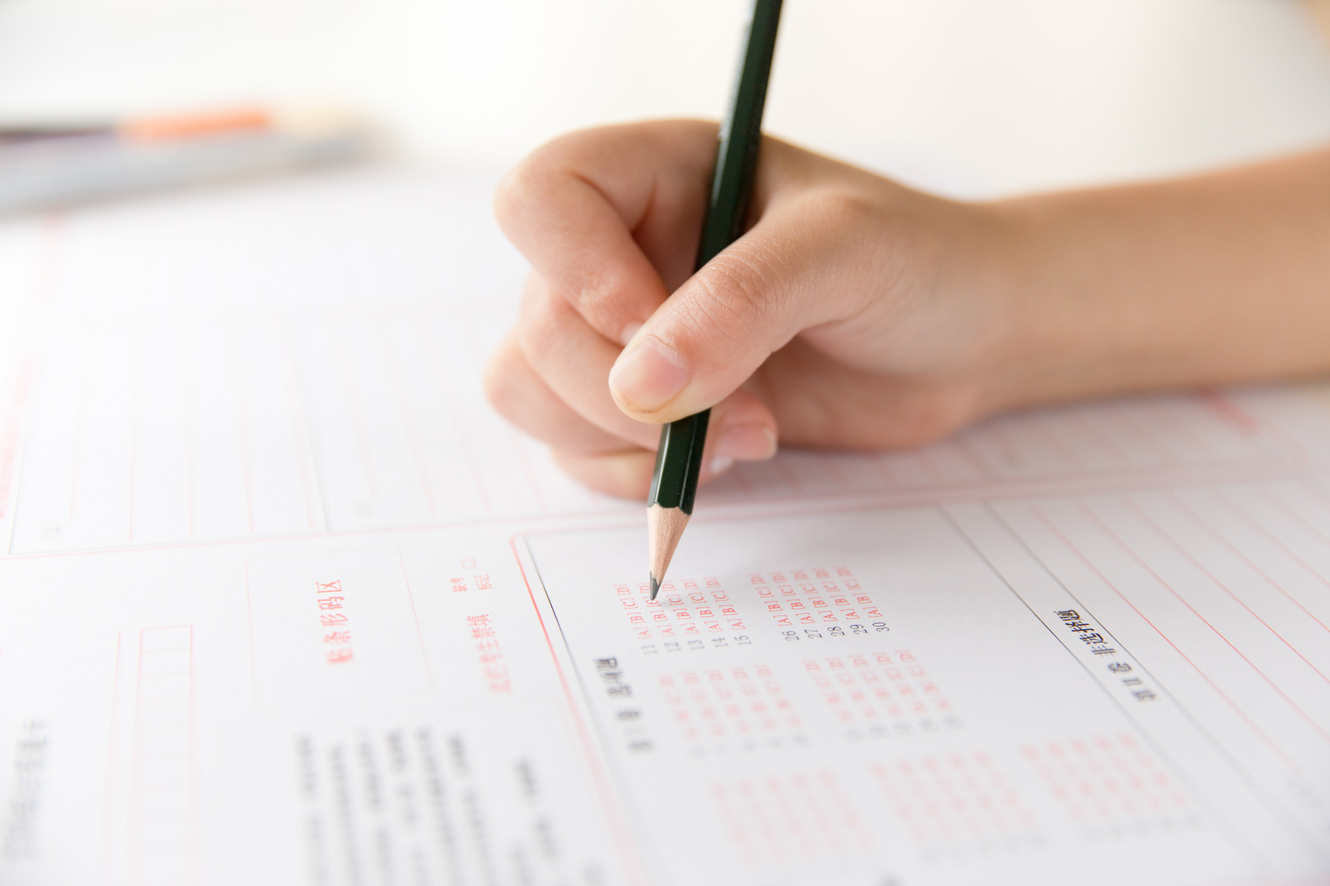 摄图网_500418694_高考做题的考生(企业商用)