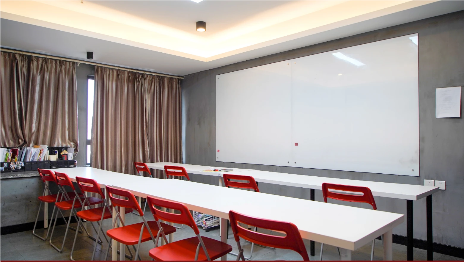 教室 — 明亮现代的多媒体教室，配备互动白板与舒适课桌椅