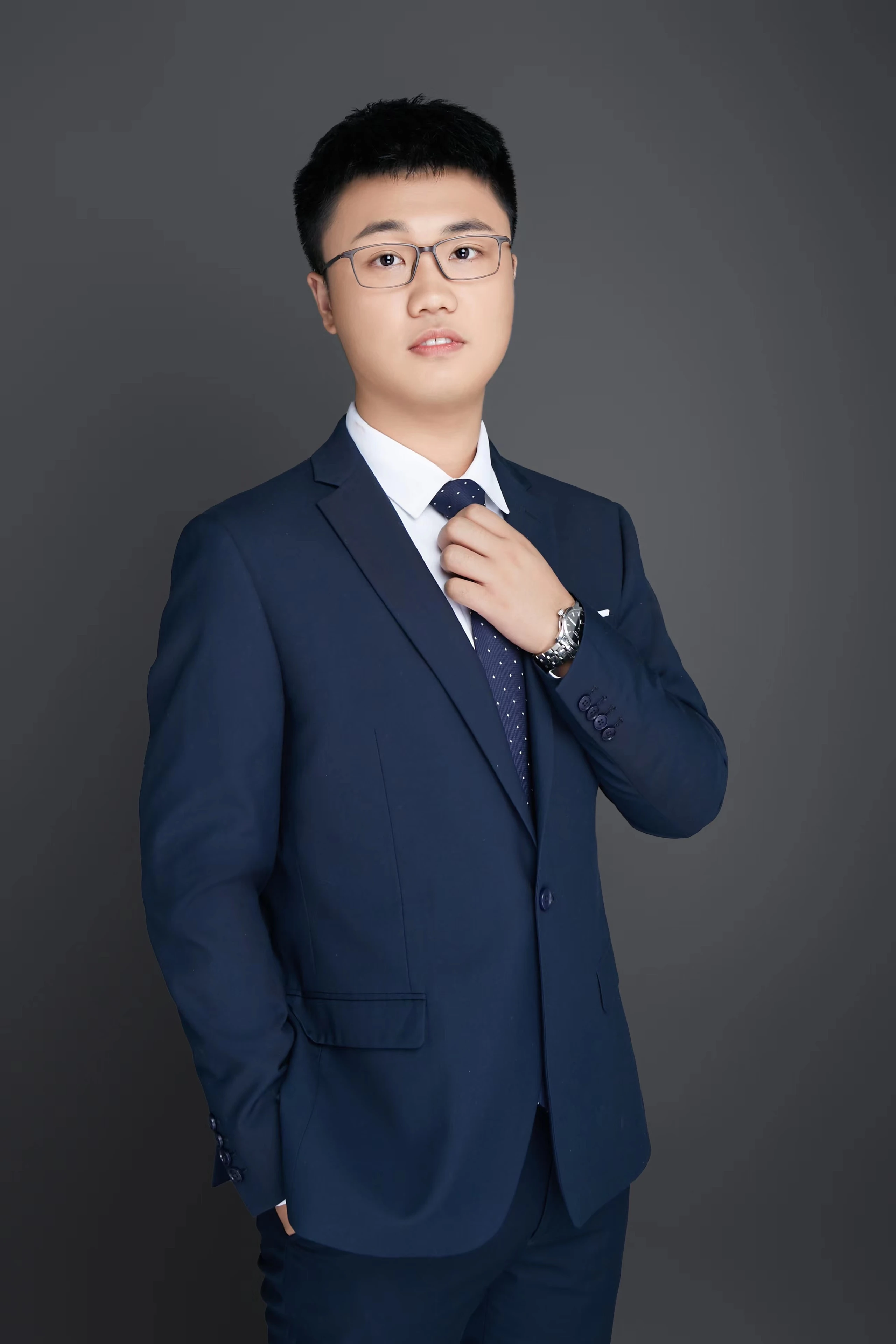 高老师-物理.png — 实验教学场景中的物理老师