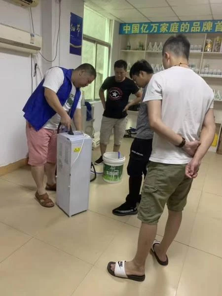 康洁家技师现场教学空调拆洗实操场景