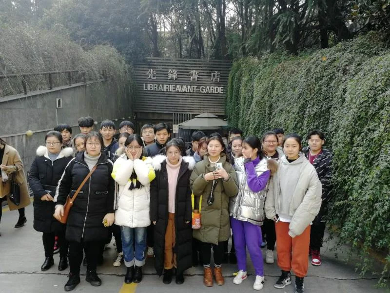 带领学生参观先锋书店
