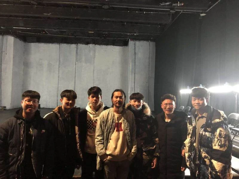 与孟京辉执导话剧主创人员合影