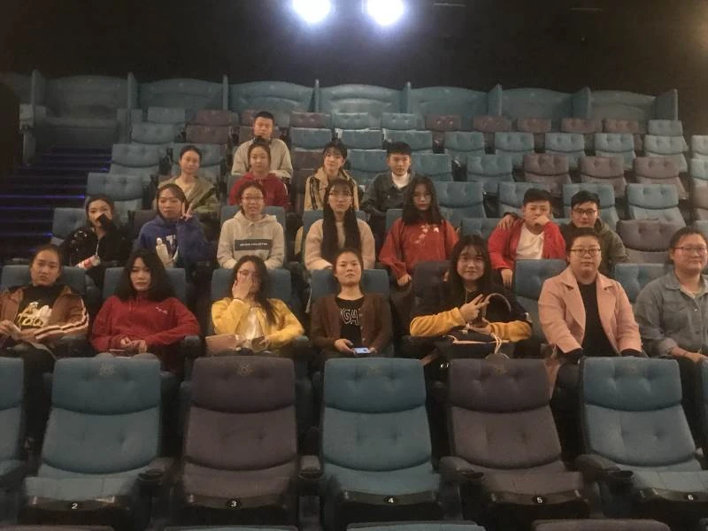组织学生包场观影