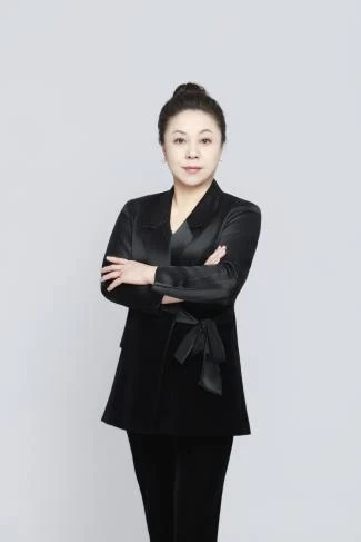 包老师形象照：专业亲和的育婴师导师