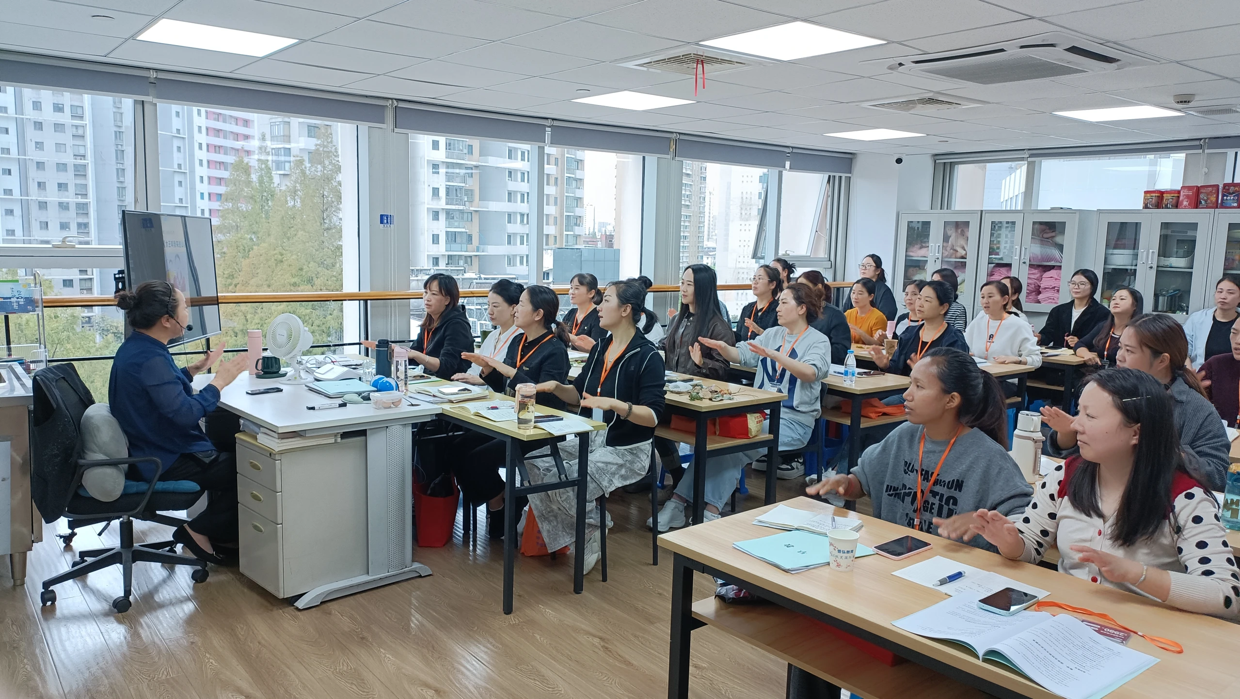 教师指导学员进行收纳实操训练