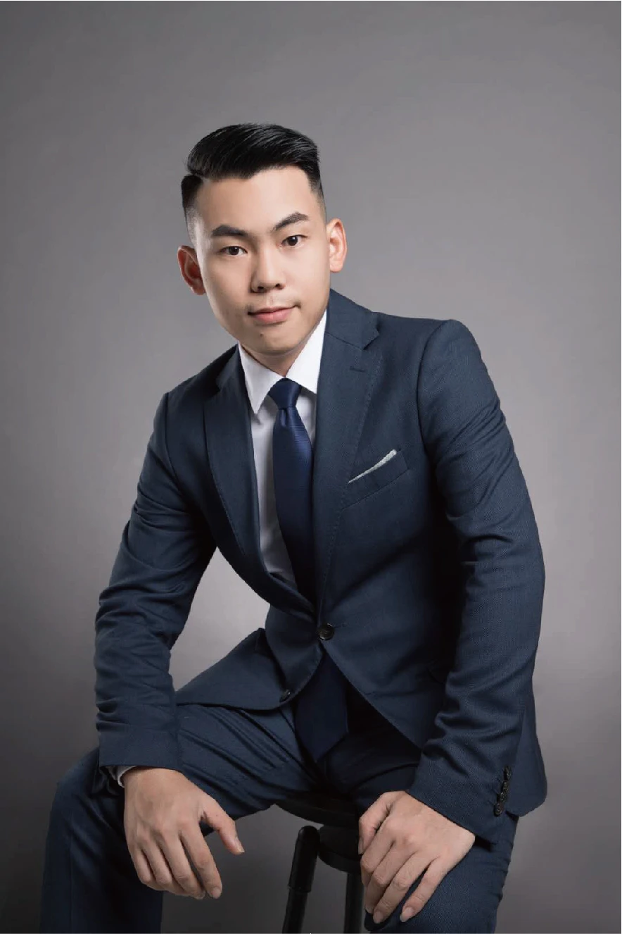 校长-创始人 陈伟雄：广州美术学院客座讲师、深圳青年艺术家协会会员，15年艺术教学经验