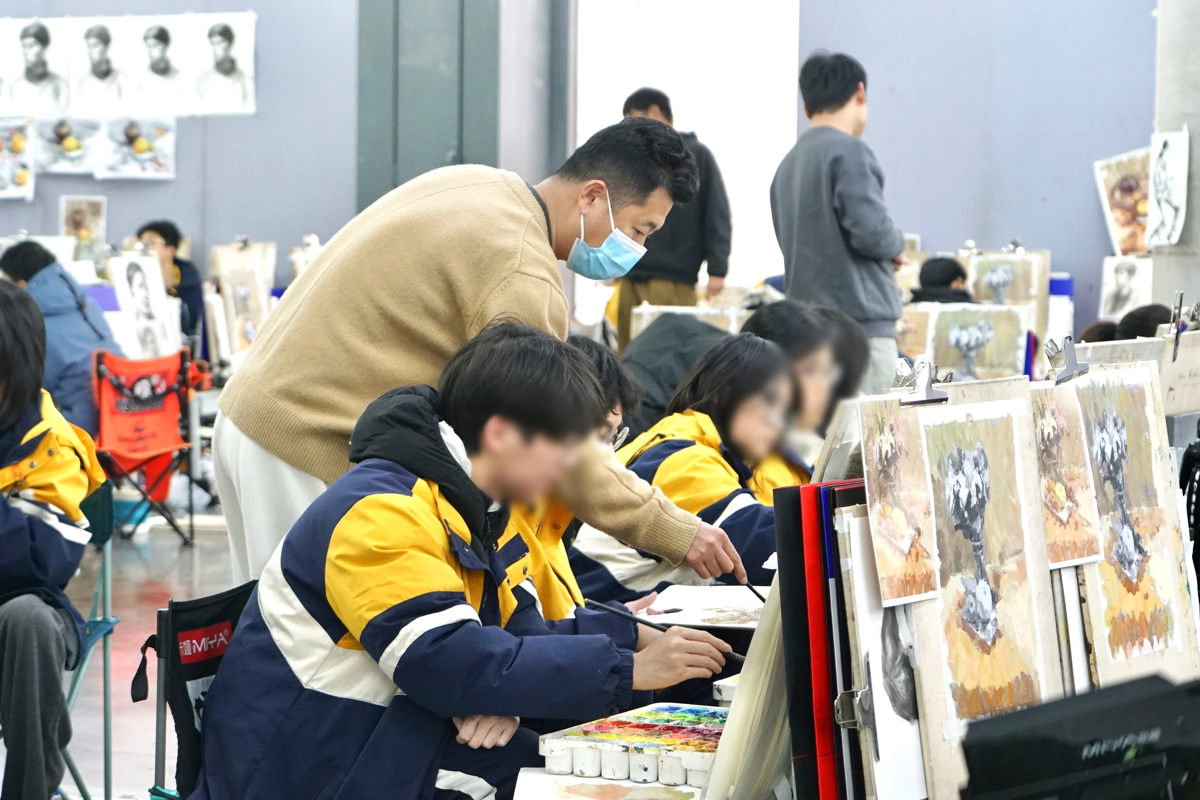 杭州富阳老鹰高级中学美术专业教学场景，学生专注绘画创作