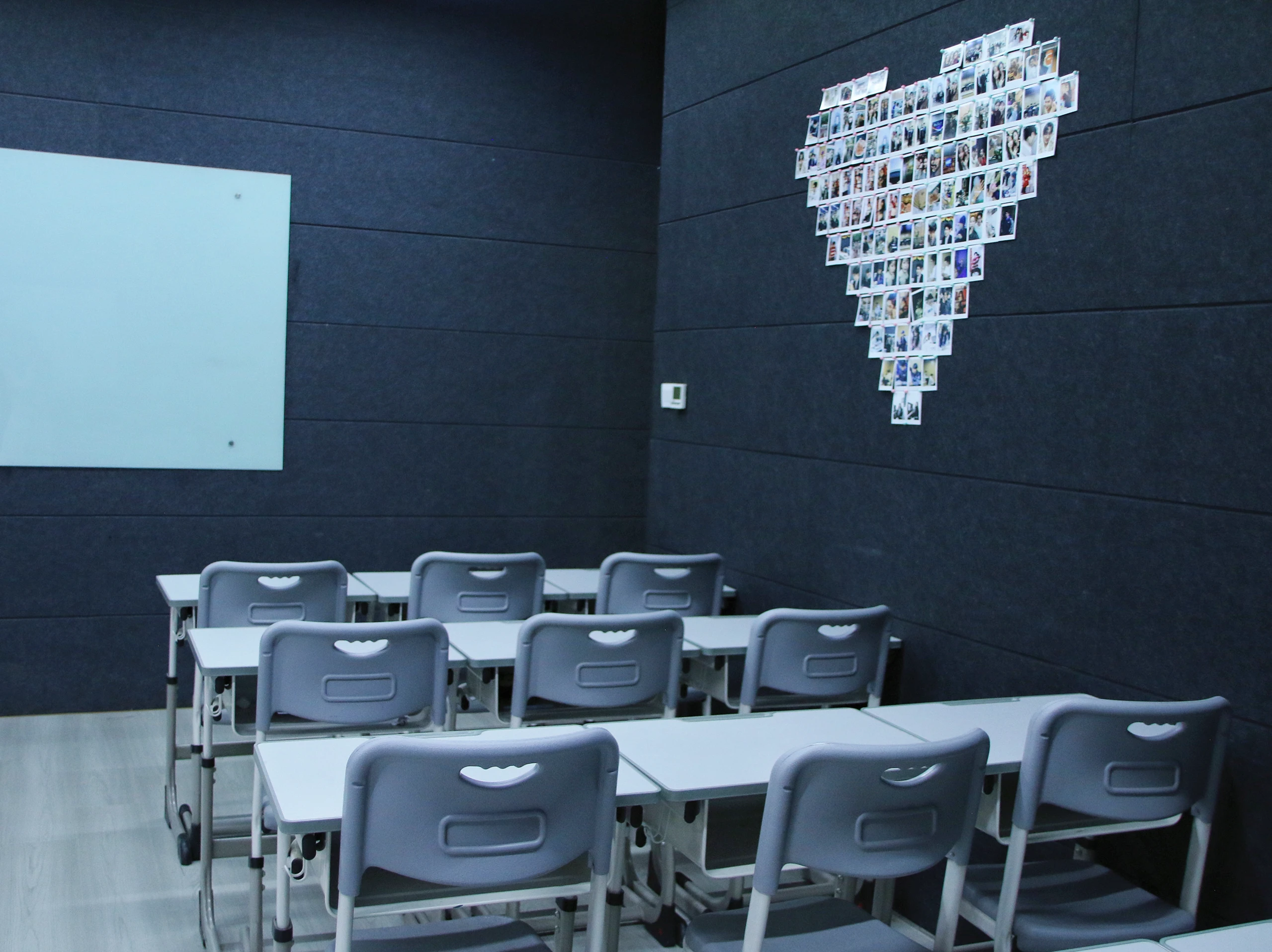 蒙太奇艺术中心教学场景：师生在明亮画室中专注创作