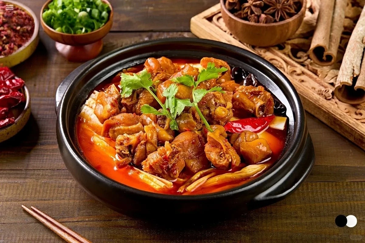重庆鸡公煲成品图：麻辣鲜香、色泽红亮、鸡肉嫩滑、配菜丰富