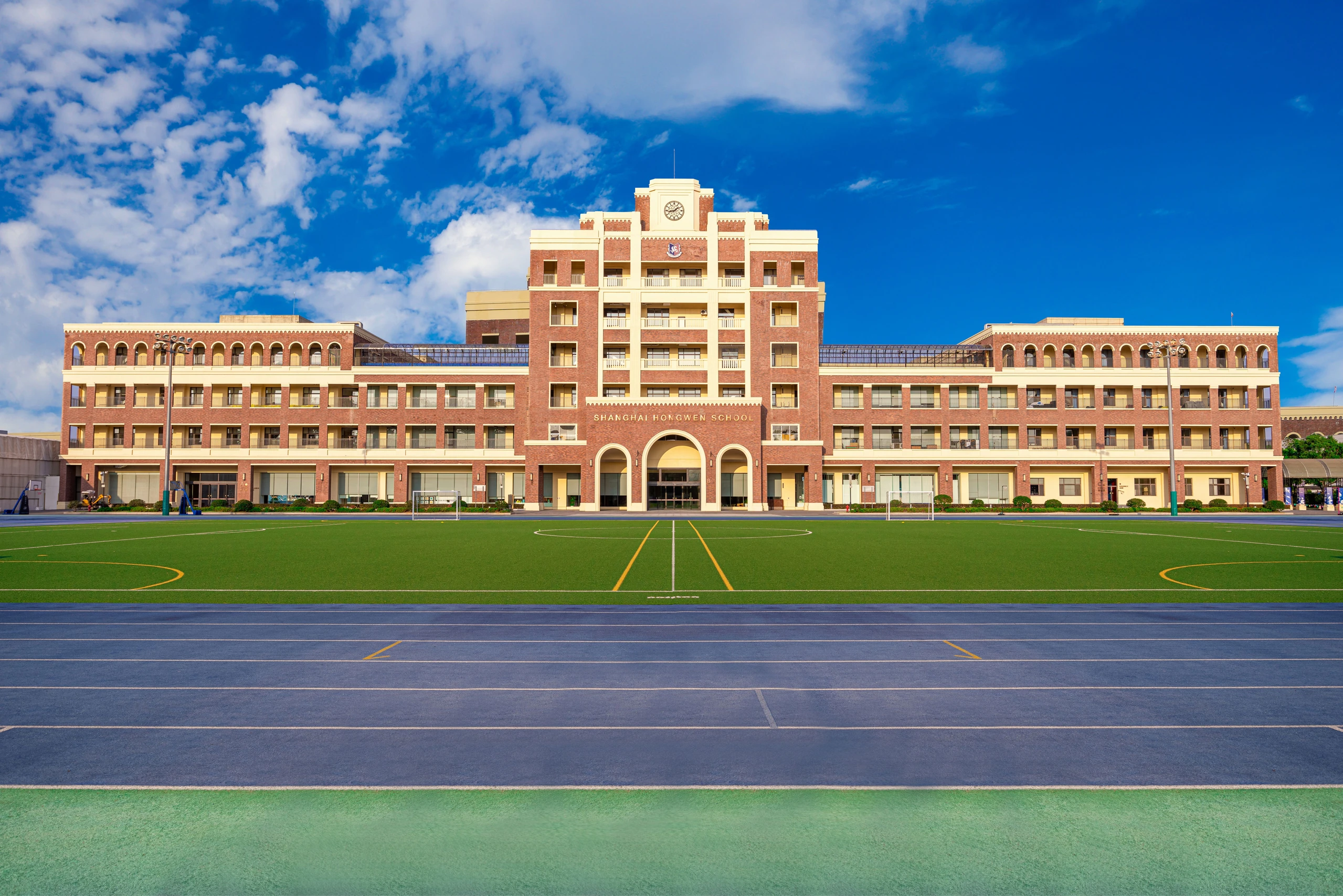 教学楼全景：绿意环绕的生态校园