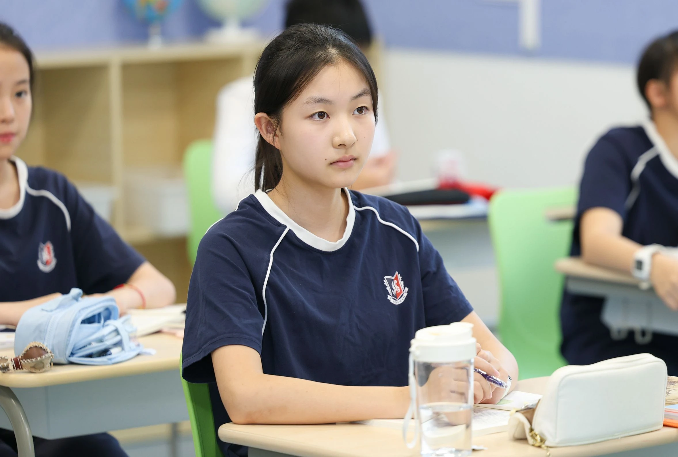 认真上课：学生专注参与课堂互动