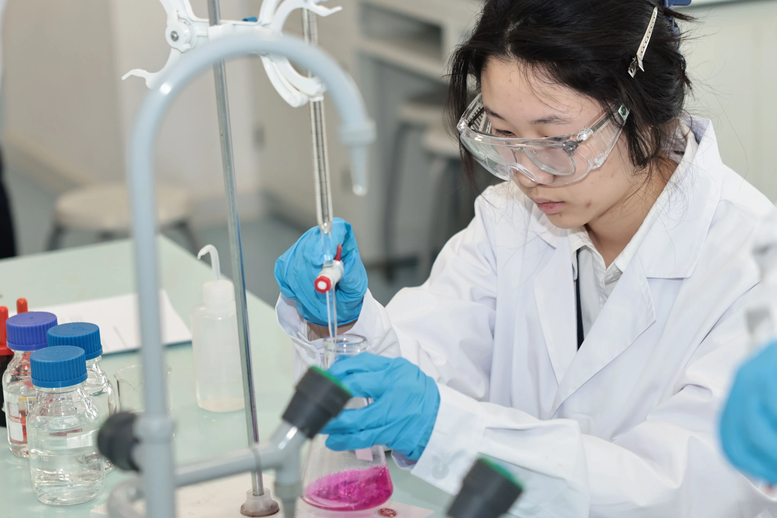实验课实践：学生操作精密仪器进行化学分析