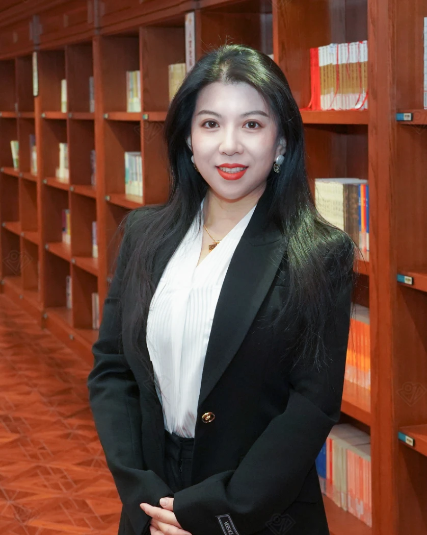 邵美妮老师：生物学科带头人，剑桥大学教育学硕士