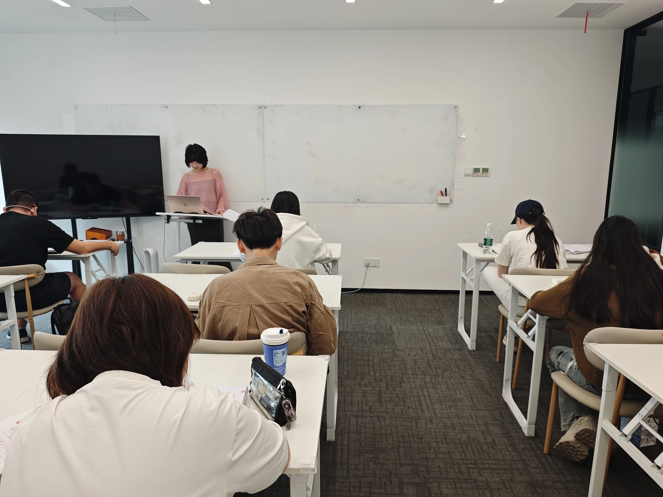 老师正在生动授课，学生专注听讲的课堂实景
