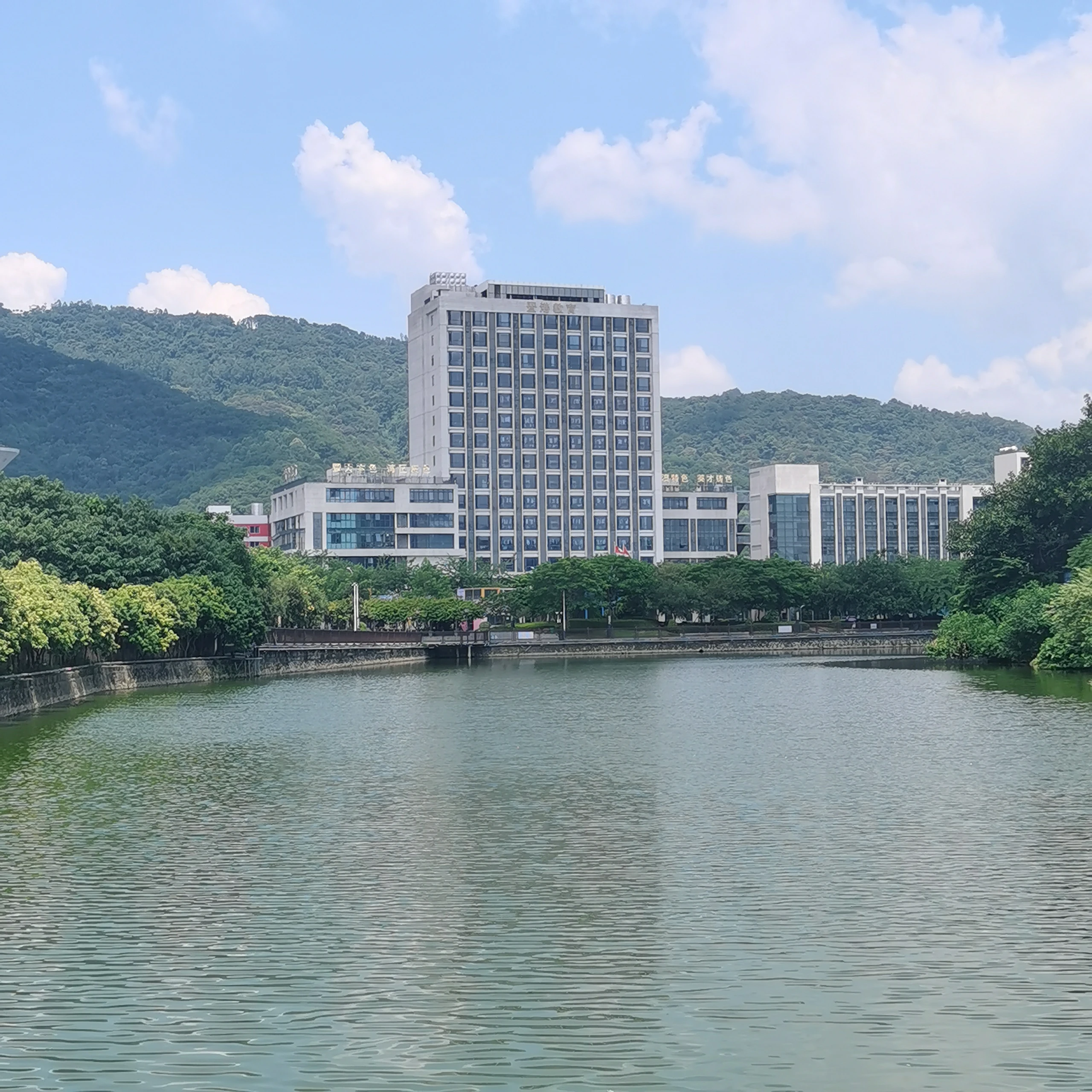校园湖景