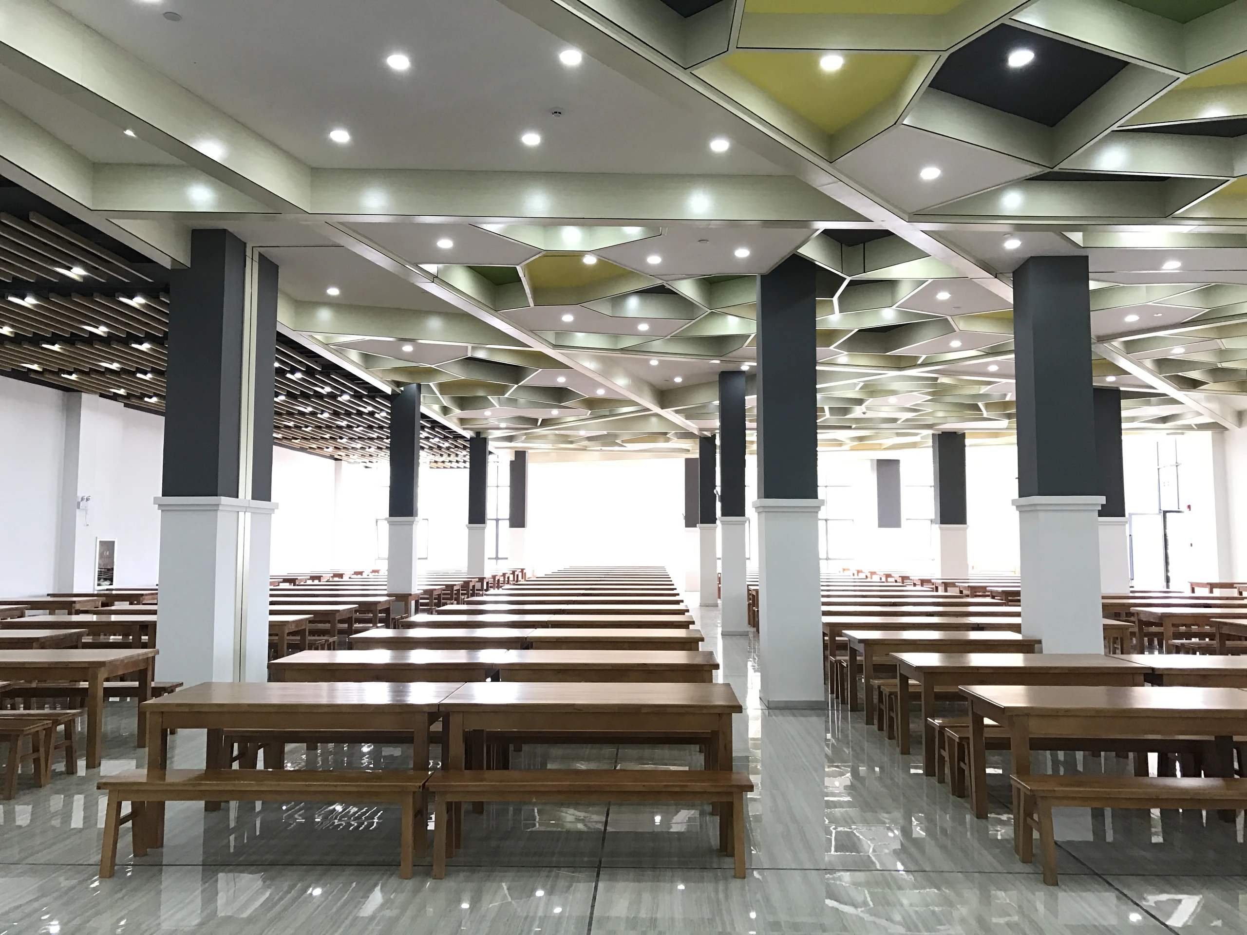 学校食堂 - 营养卫生的餐饮环境