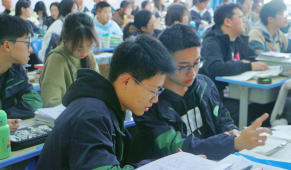 学校管理严不严？手机使用、日常纪律、考勤管理制度详细解读