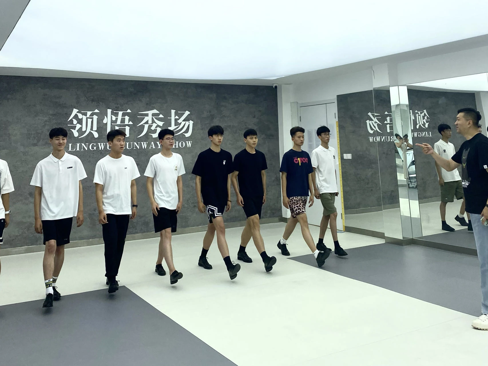 服装表演专业训练场景