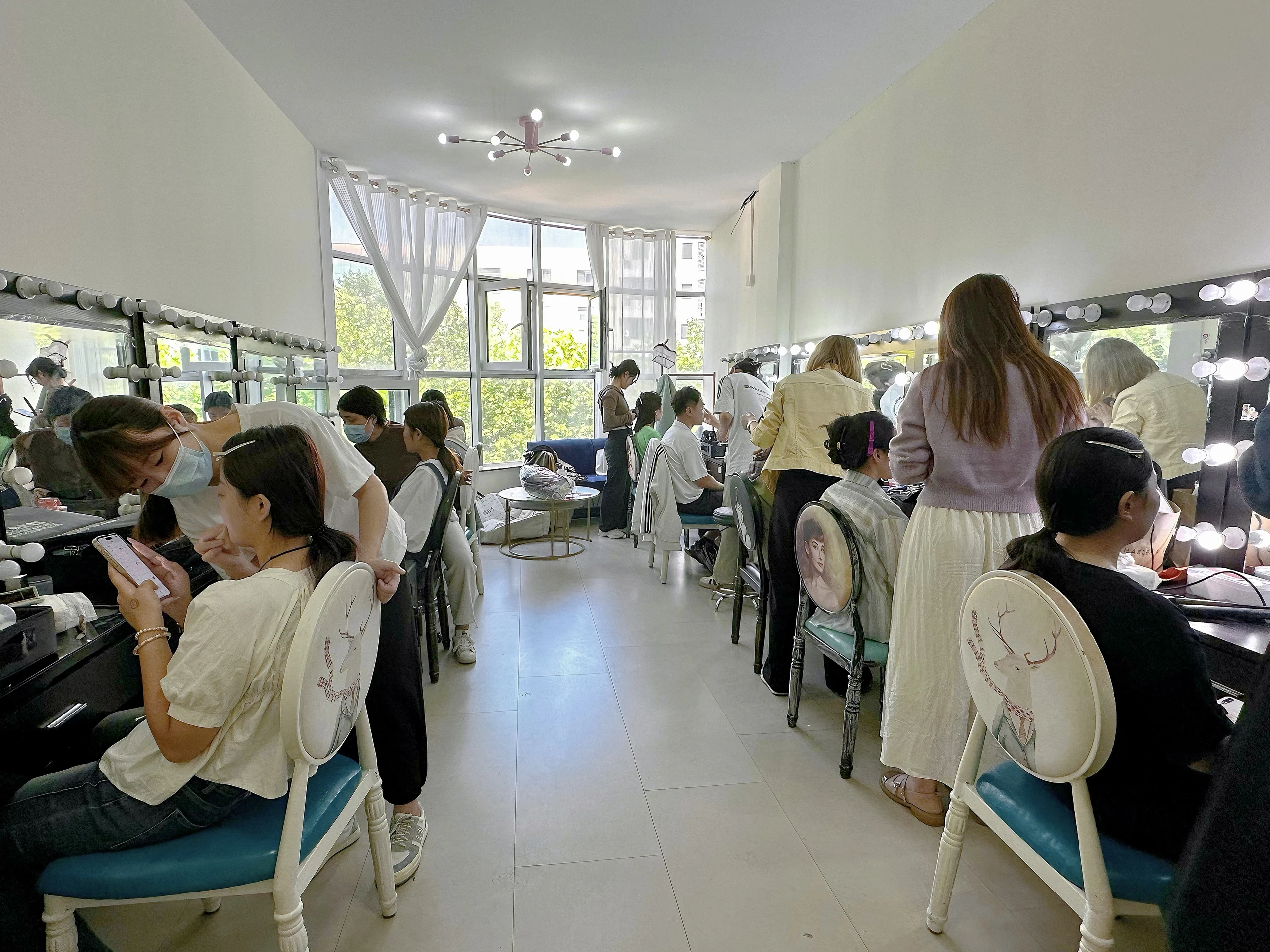 师生交流指导场景