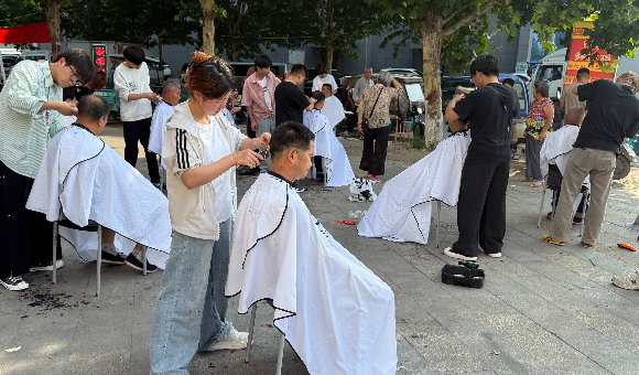 郑州富康美发学校开展真人实操训练，帮助学员提升实际操作能力