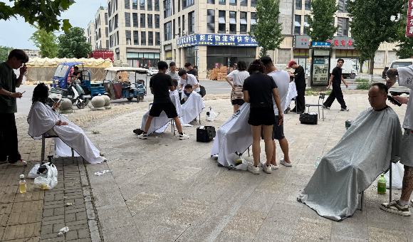 从零基础到真人实操，郑州富康美发学校注重培养学员实际操作能力