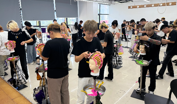 郑州富康美发学校课程体系介绍：从零基础到发型师技能提升的系统学习路径