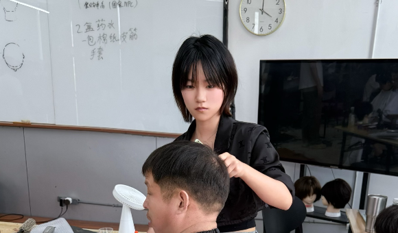 17岁开始学美发，她为什么选择掌握一门技术？