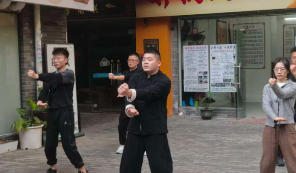 解教头咏春拳馆的师资力量如何？老师是不是正统咏春拳师傅？