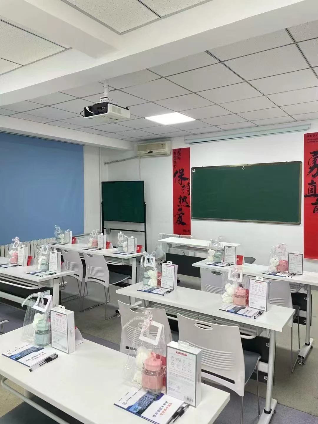 宽敞明亮的教室环境