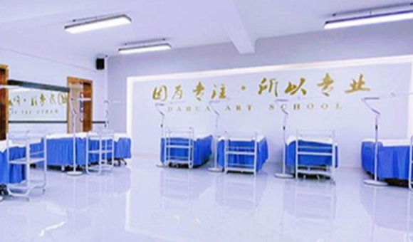 成都大华纹绣美容学校课程体系：覆盖纹绣、化妆、美甲、美睫、美容领域
