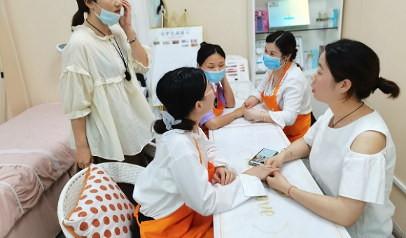 厦门卡菲娅时尚教育课程全表：彩妆纹绣美甲美容十大班型与课时一览