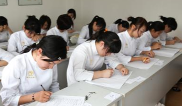 郑州熙瑞教育美容培训课程全览：覆盖美甲美睫、化妆、纹绣、美容美体、皮肤管理五大方向