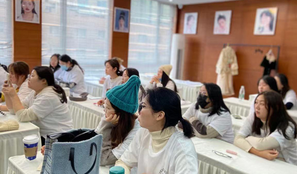 合肥朗艺匠心美业教育学院师资团队：八位高级讲师与教务骨干构成