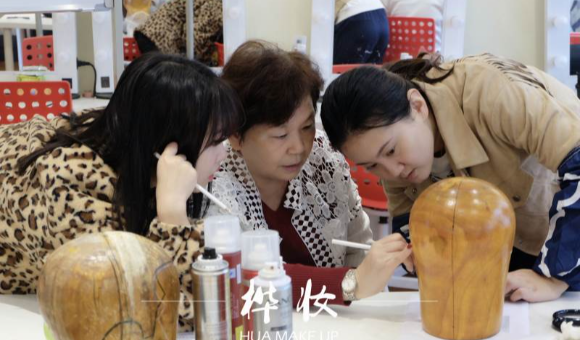 成都桦妆造型艺术学校课程体系详解：四大方向十二班型与周期收费一览