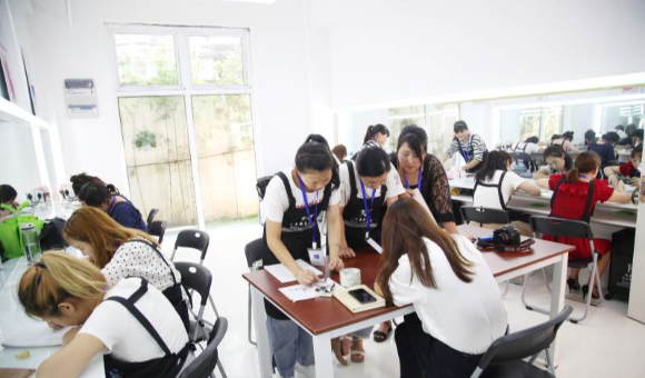杭州航睿影视化妆培训学校招生简章：招生对象·安排·收费·校区一览
