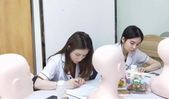 昆明金善国际美妆学校师资介绍：院长领衔，化妆、纹绣、美甲各有名师
