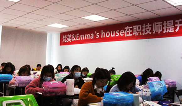 贵阳梵美国际美妆培训学校课程一览：化妆·美甲·美睫·纹绣·皮肤管理·美发