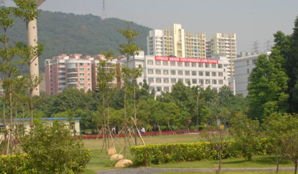 深圳深信职教育培训学校联系方式是多少？附封闭式校区路线+升学辅导解析！